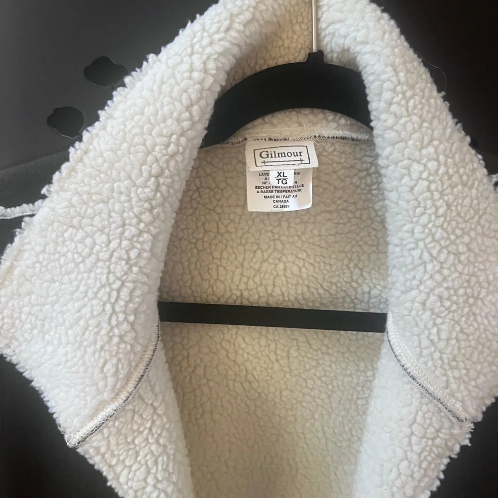 Cozy Black & Cream Sherpa-Trim Vest - Picture 2 of 4